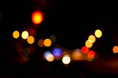 Sokakta odaksız renkli ışıklar.