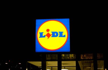 Zalasewo, Polonya - Aralık 2022: LIDL gece süpermarket logosu.