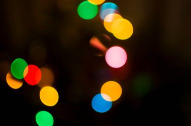 Sokakta odaksız renkli ışıklar.