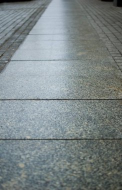 Yağmurdan sonra boş ıslak kaldırım.