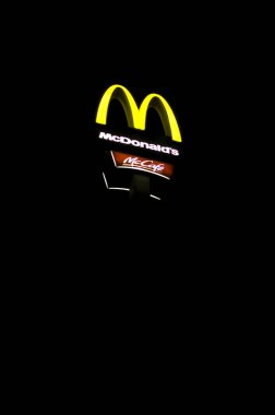 Poznan, Polonya - Aralık 2022: Mc Donald 's restoran logosu işareti.