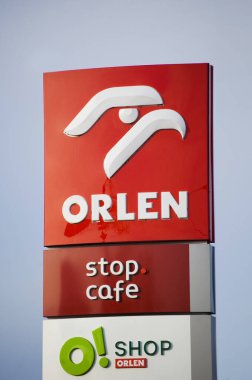 Poznan, Polonya, Ocak 2023: Polonyalı petrol şirketi Orlen 'in işareti.
