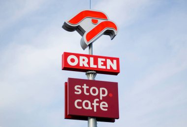 Poznan, Polonya, Ocak 2023: Polonyalı petrol şirketi Orlen 'in işareti.