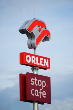 Poznan, Polonya, Ocak 2023: Polonyalı petrol şirketi Orlen 'in işareti.
