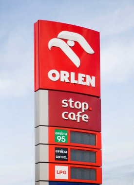 Poznan, Polonya, Ocak 2023: Polonyalı petrol şirketi Orlen 'in işareti.