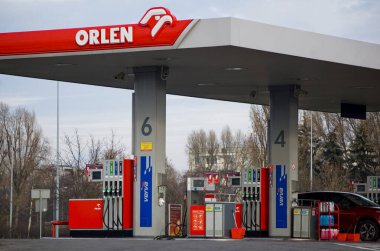 Poznan, Polonya, Ocak 2023: Polonyalı petrol şirketi Orlen 'in işareti.