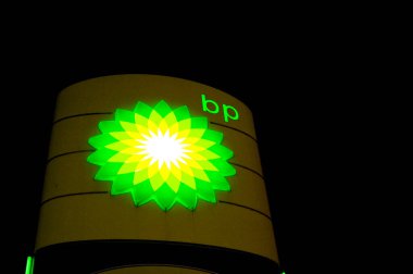 Poznan, Polonya - Ocak 2023: BP benzin istasyonu tabelası dışarıda sergilendi.