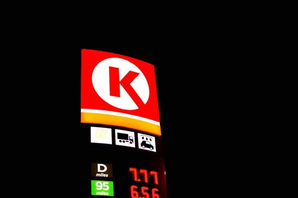 波兰波兹南 2022年12月 夜间循环K加油站 — 图库照片