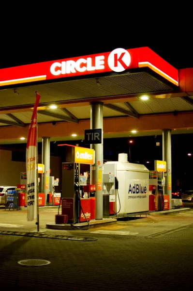 Poznan Polonia Diciembre 2022 Gasolinera Circle Por Noche —  Fotos de Stock