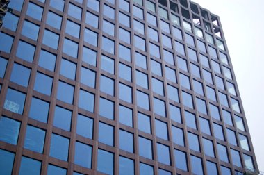 Modern ofis binasının cam cephesi.