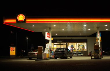 Poznan, Polonya - Ocak 2023: Shell - dünyanın en büyük benzin istasyonlarından biri..