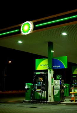 Poznan, Polonya - Ocak 2023: BP benzin istasyonu tabelası dışarıda sergilendi.