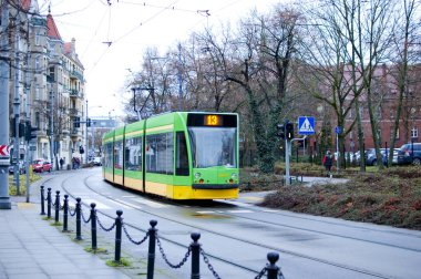 Poznan, Polonya - Aralık 2022: Tramvaylı sokak manzarası.
