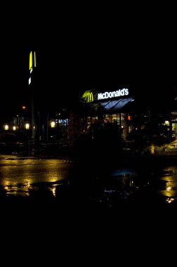 Poznan, Polonya - Şubat 2023: Mc Donald 's restaurant logosu.