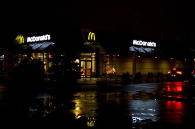 Poznan, Polonya - Şubat 2023: Mc Donald 's restaurant logosu.