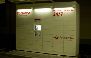 Zalasewo, Polonya - Aralık 2022: Pocztex çelik kutu.