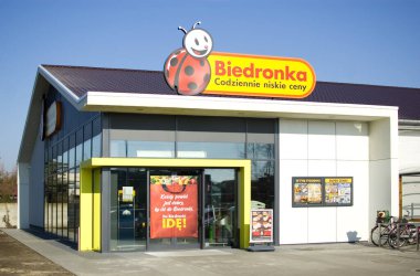 Rokietnica, Polonya - Şubat 2023: Biedronka - Polonya 'nın en büyük zincir süpermarketlerinden biri.