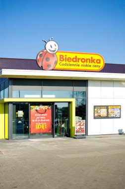 Rokietnica, Polonya - Şubat 2023: Biedronka - Polonya 'nın en büyük zincir süpermarketlerinden biri.