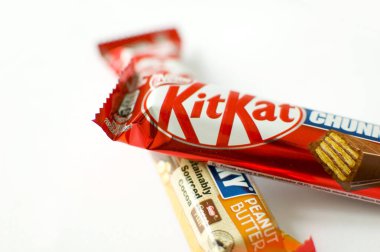 Tulce, Polonya - Şubat 2023: Beyaz arka planda Kit Kat çikolatası.