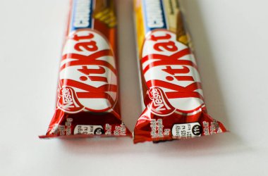 Tulce, Polonya - Şubat 2023: Beyaz arka planda Kit Kat çikolatası.