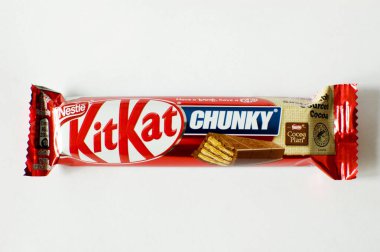 Tulce, Polonya - Şubat 2023: Beyaz arka planda Kit Kat çikolatası.