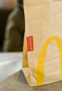 Rokietnica, Polonya - Şubat 2023: McDonald 's kağıt paketi kapanıyor.