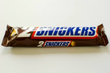 Tulce, Polonya - Şubat 2023: Snickers çikolata ambalajı.