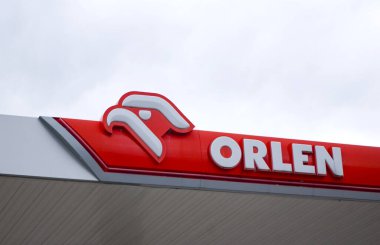 Poznan, Polonya, Şubat 2023: Polonyalı petrol şirketi Orlen 'in işareti.
