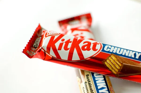 Tulce, Polonya - Şubat 2023: Beyaz arka planda Kit Kat çikolatası.