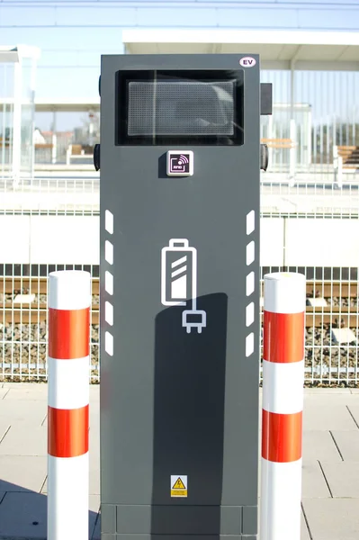 ポーランドのロキテニカ 2023年2月 鉄道駅近くの充電器 — ストック写真