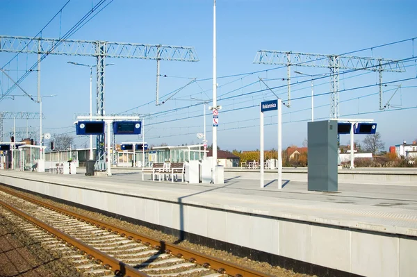 Rokietnica Πολωνία Φεβρουάριος 2023 Πλατφόρμα Σιδηροδρομικού Σταθμού Πινακίδα Και Τροχιές — Φωτογραφία Αρχείου