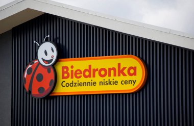 Tulce, Polonya - Şubat 2023: Biedronka - Polonya 'nın en büyük zincir süpermarketlerinden biri.