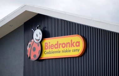 Tulce, Polonya - Şubat 2023: Biedronka - Polonya 'nın en büyük zincir süpermarketlerinden biri.