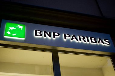 Poznan, Polonya - Mart 2023: Geceleri BNP PARIBAS Bankası tabelası.