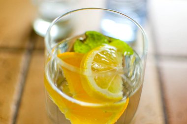 Masada portakallı, limonlu ve naneli su.