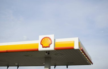 Poznan, Polonya - Mart 2023: Shell - dünyanın en büyük benzin istasyonlarından biri..