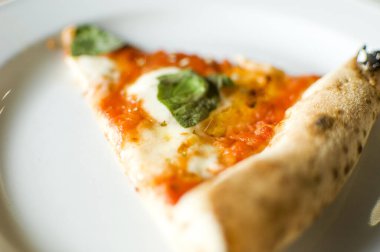 Pizza margherita üçgeni yakın plan. Seçici odak.