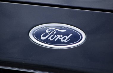 Poznan, Polonya - Mart 2023: Ford logosu ve metin işareti.