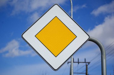 Yol hakkı. Kapatın..