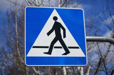 yaya geçidi işaret yakın çekim.