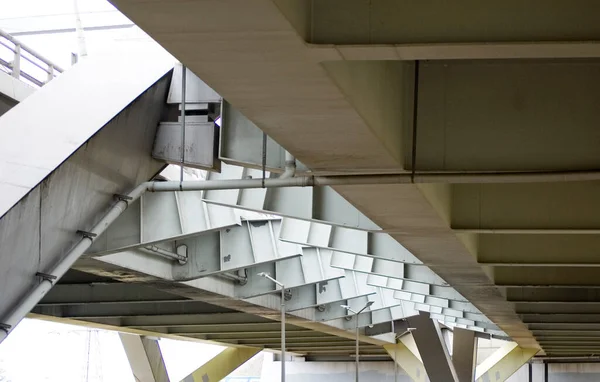Modern Köprü Açıklığı Bir Otoyol Üzerinde — Stok fotoğraf