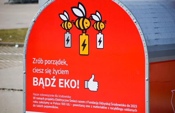 Tulce, Polonya - Mart 2023: Kullanılan piller için konteyner.