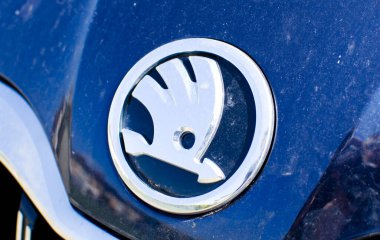 Tulce, Polonya - Nisan 2023: Arabanın kaputunda Skoda logosu işareti.