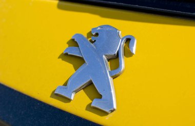 Tulce, Polonya - Nisan 2023: Arabanın kaputunda Peugeot logosu.