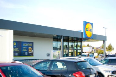 Zalasewo, Polonya - Nisan 2023: LIDL süpermarket logosu işareti.