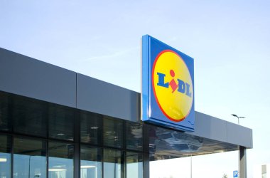 Zalasewo, Polonya - Nisan 2023: LIDL süpermarket logosu işareti.