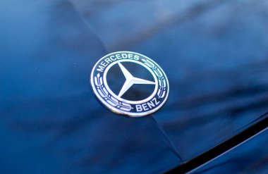 Poznan, Polonya - Nisan 2023: Arabanın kaputunda Mercedes logosu.