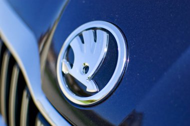 Poznan, Polonya - Nisan 2023: Arabanın kaputunda Skoda logosu işareti.