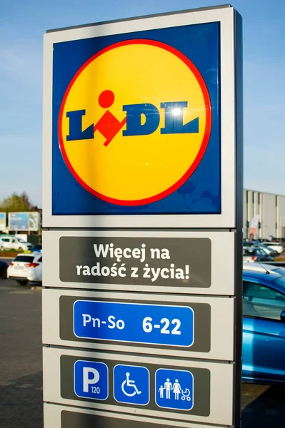 Zalasewo, Polonya - Nisan 2023: LIDL süpermarket logosu işareti.