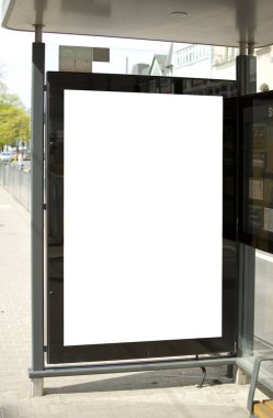 Tramvay durağındaki reklam panosu..